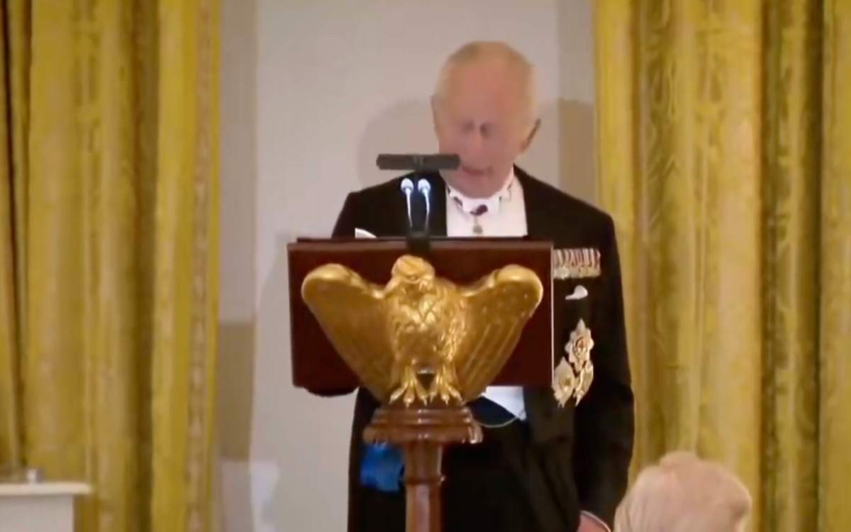 Wpadka podczas przemówienia króla Karola u Donalda Trumpa. To mógł nie być przypadek