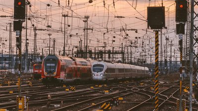 Nie żyje mężczyzna, pilna ewakuacja wszystkich pasażerów pociągu. Na miejscu zaroiło się od służb