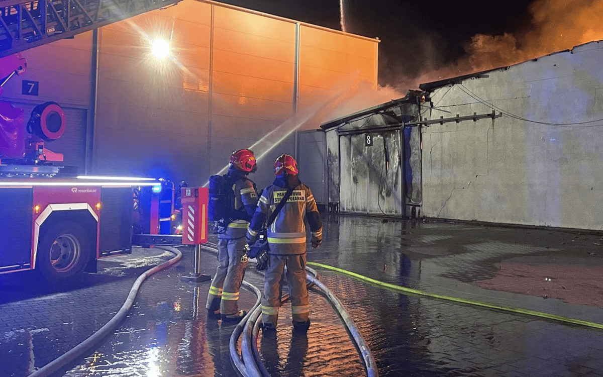 Potężny pożar pod Warszawą. W akcji aż 250 strażaków, jeden został ranny