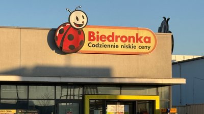 Przyniósł do Biedronki 807 butelek i puszek. Nie do wiary, ile zarobił rekordzista