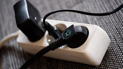 Pod żadnym pozorem nie podłączaj tych urządzeń do listwy. Strażacy apelują, może dojść do pożaru