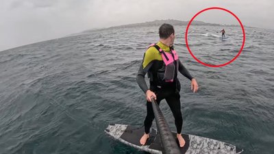 Rekin nagle zaczął ścigać surfera. Porażające nagranie, „jest za Tobą!”