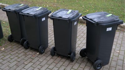 Te osoby są zwolnione z opłat za śmieci. Wniosek mogą złożyć nie tylko seniorzy