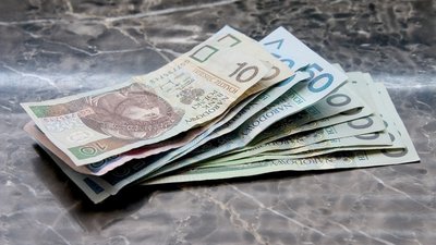 ZUS ściągnie pieniądze z kont. Emerytury będą niższe o 989,41 zł