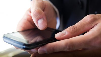 Rzecznik Finansowy pilnie ostrzega Polaków. Nowy sposób oszustów, łatwo stracić pieniądze