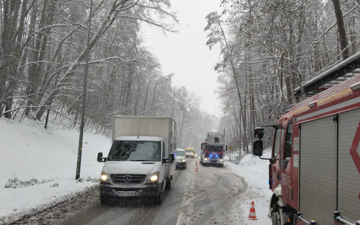 Paraliż w polskich miastach. Ogromne korki, zmiany w komunikacji, problemy z pociągami